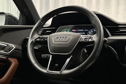 musta Audi e-tron 2022 kuva 15.