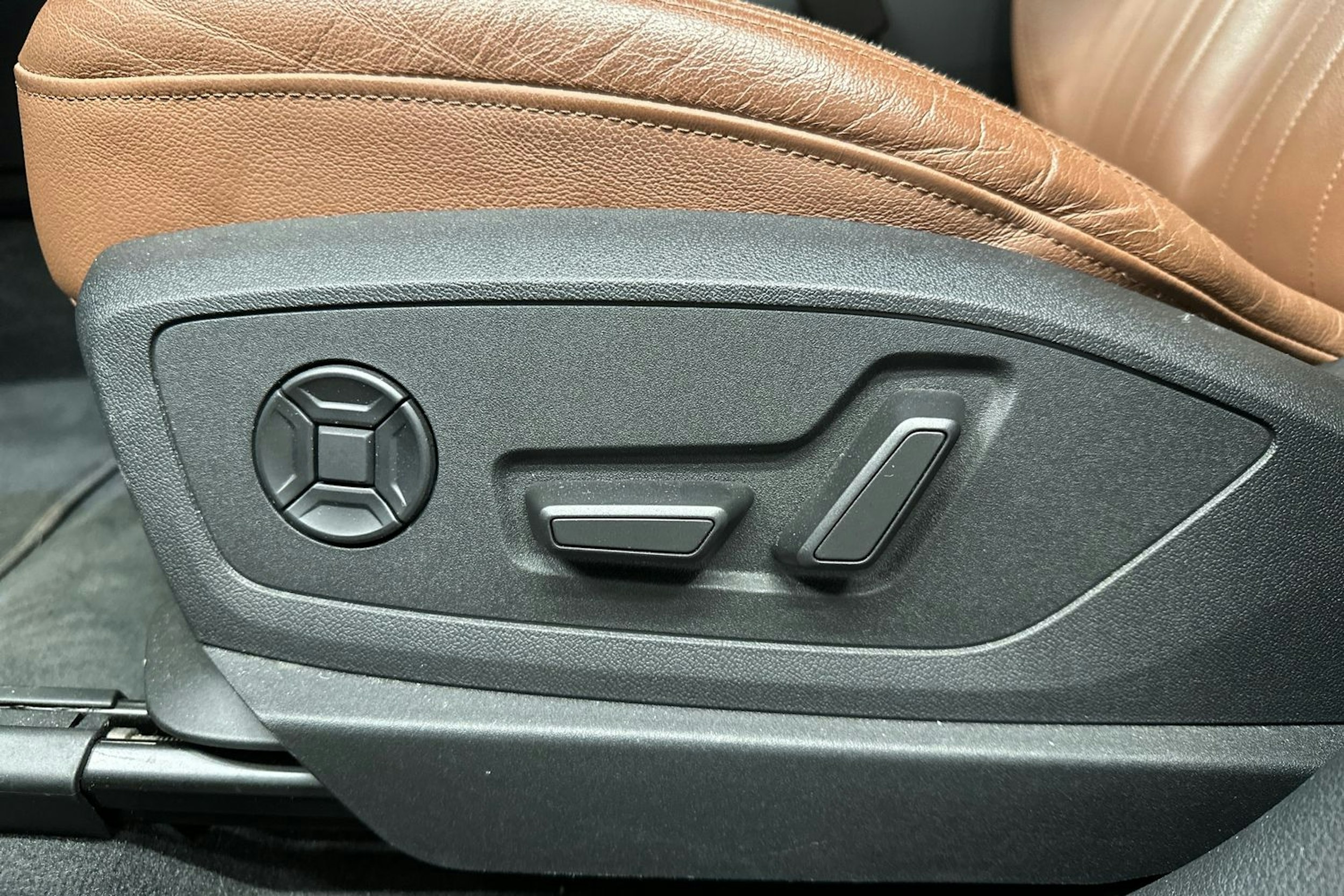 musta Audi e-tron 2022 kuva 17.
