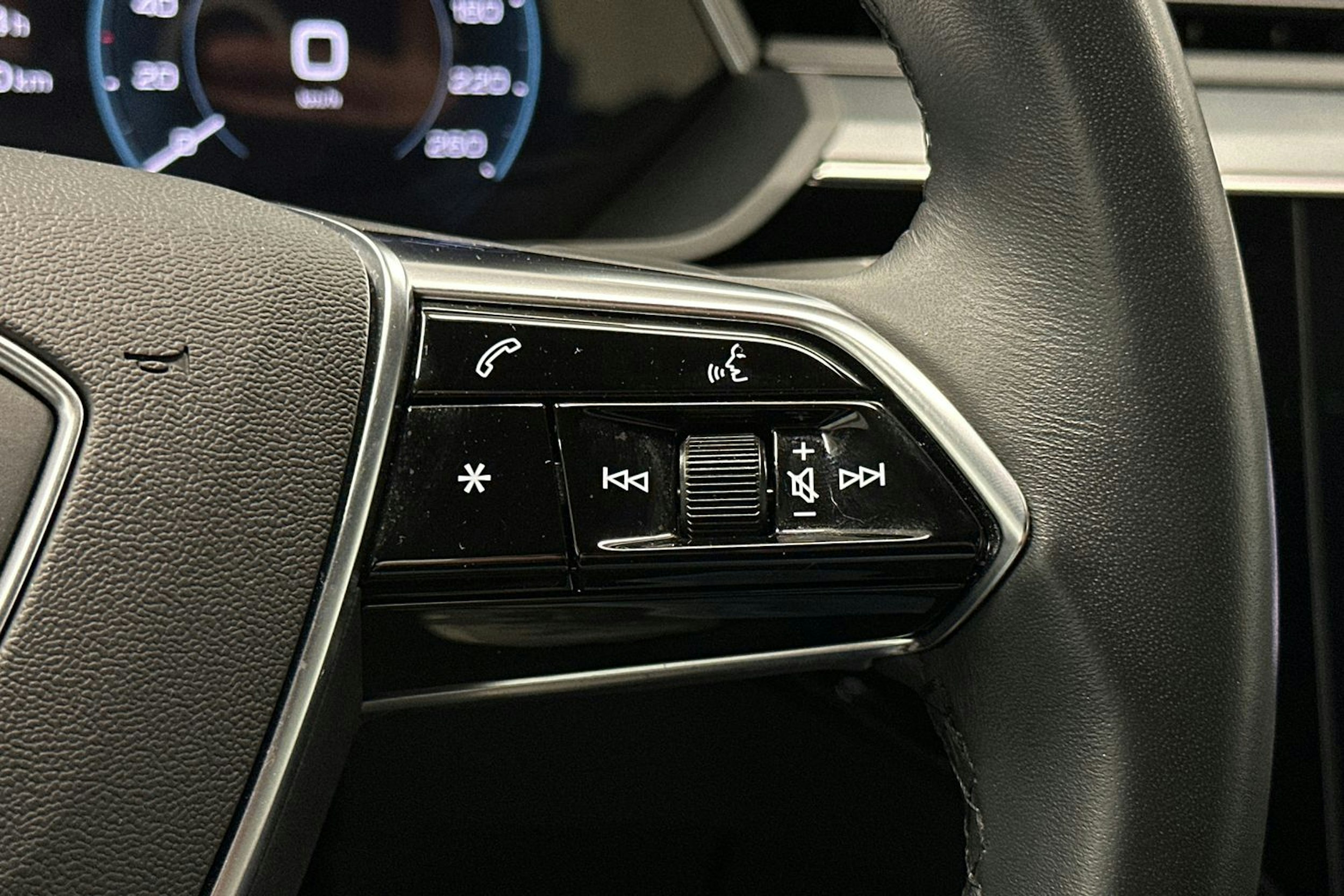 musta Audi e-tron 2022 kuva 20.