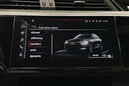 musta Audi e-tron 2022 kuva 27.