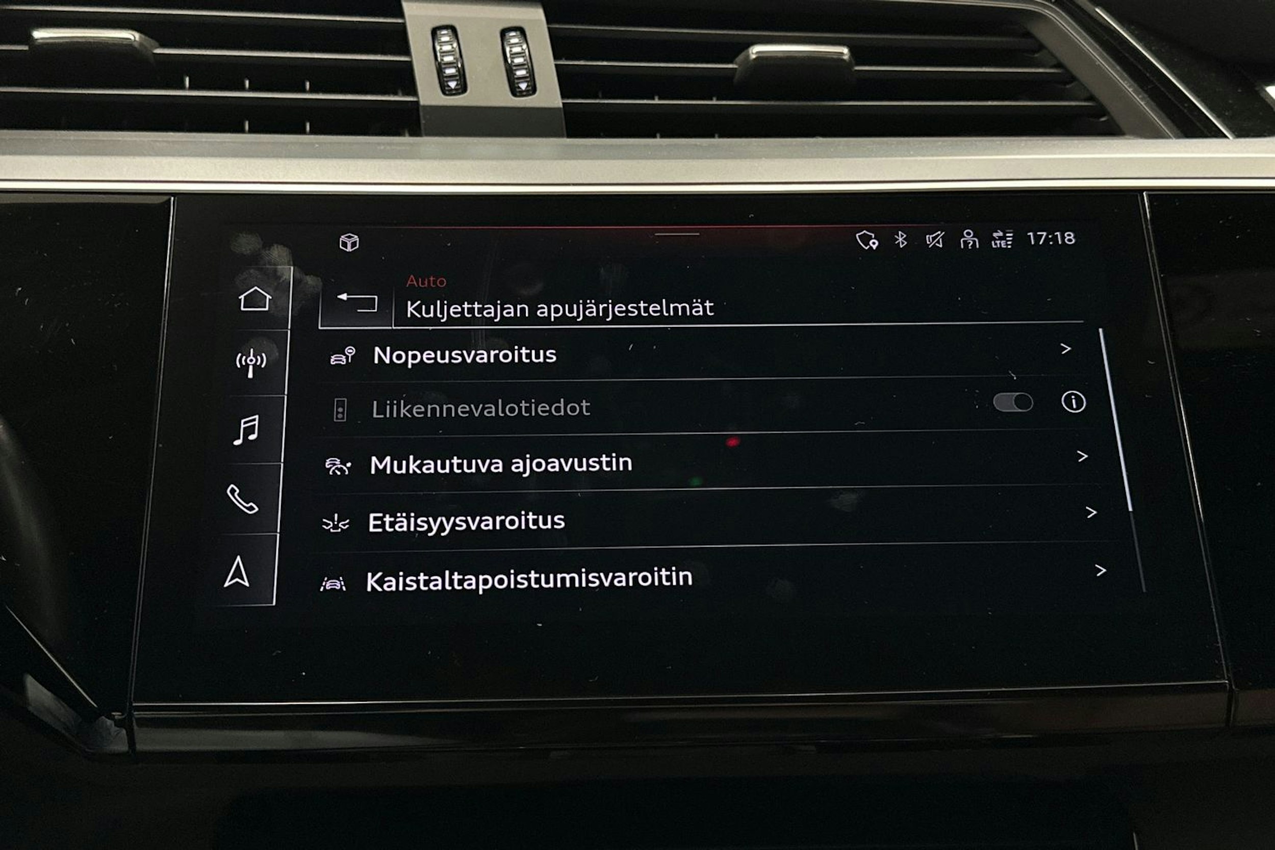 musta Audi e-tron 2022 kuva 30.