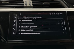 musta Audi e-tron 2022 kuva 30.