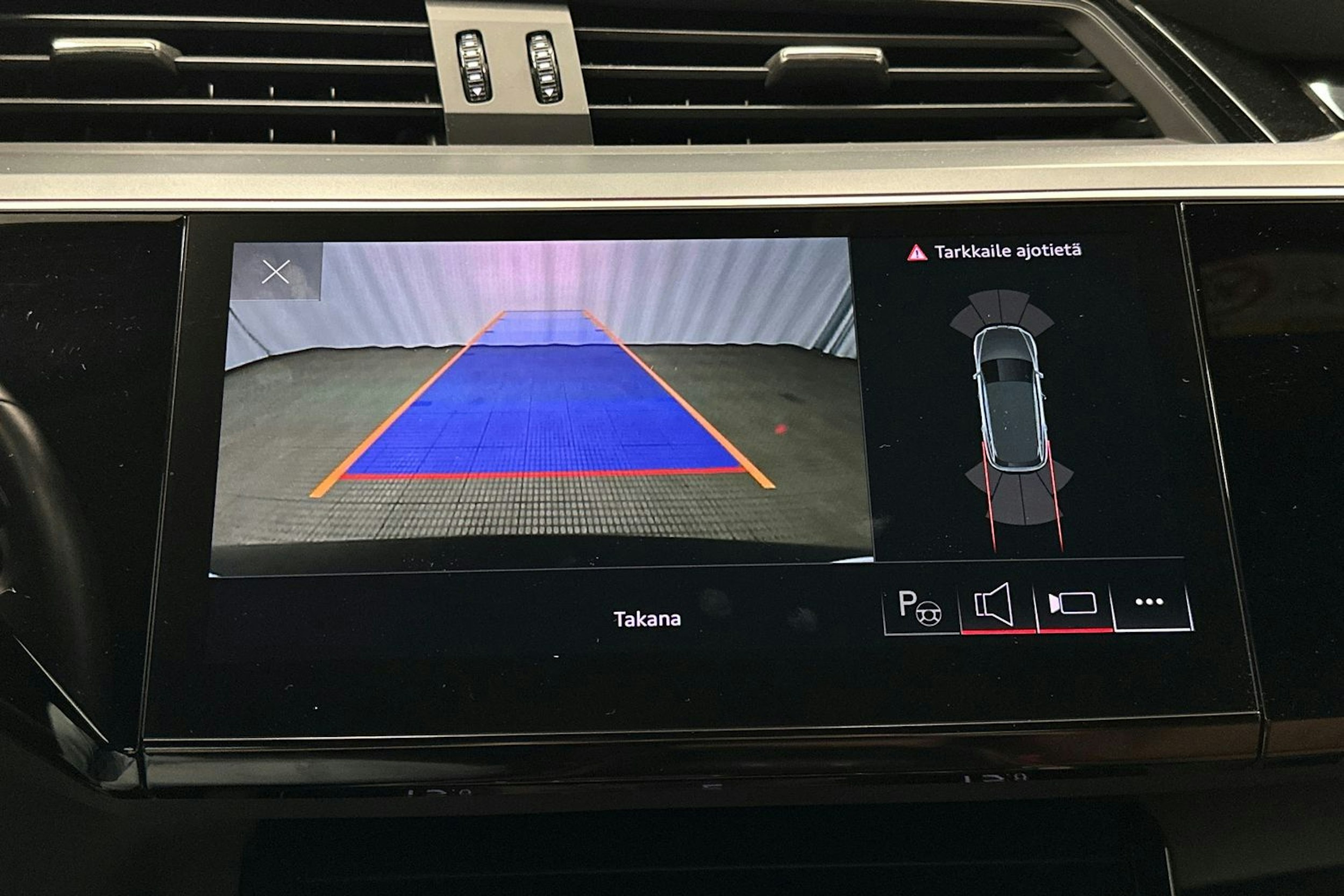 musta Audi e-tron 2022 kuva 32.