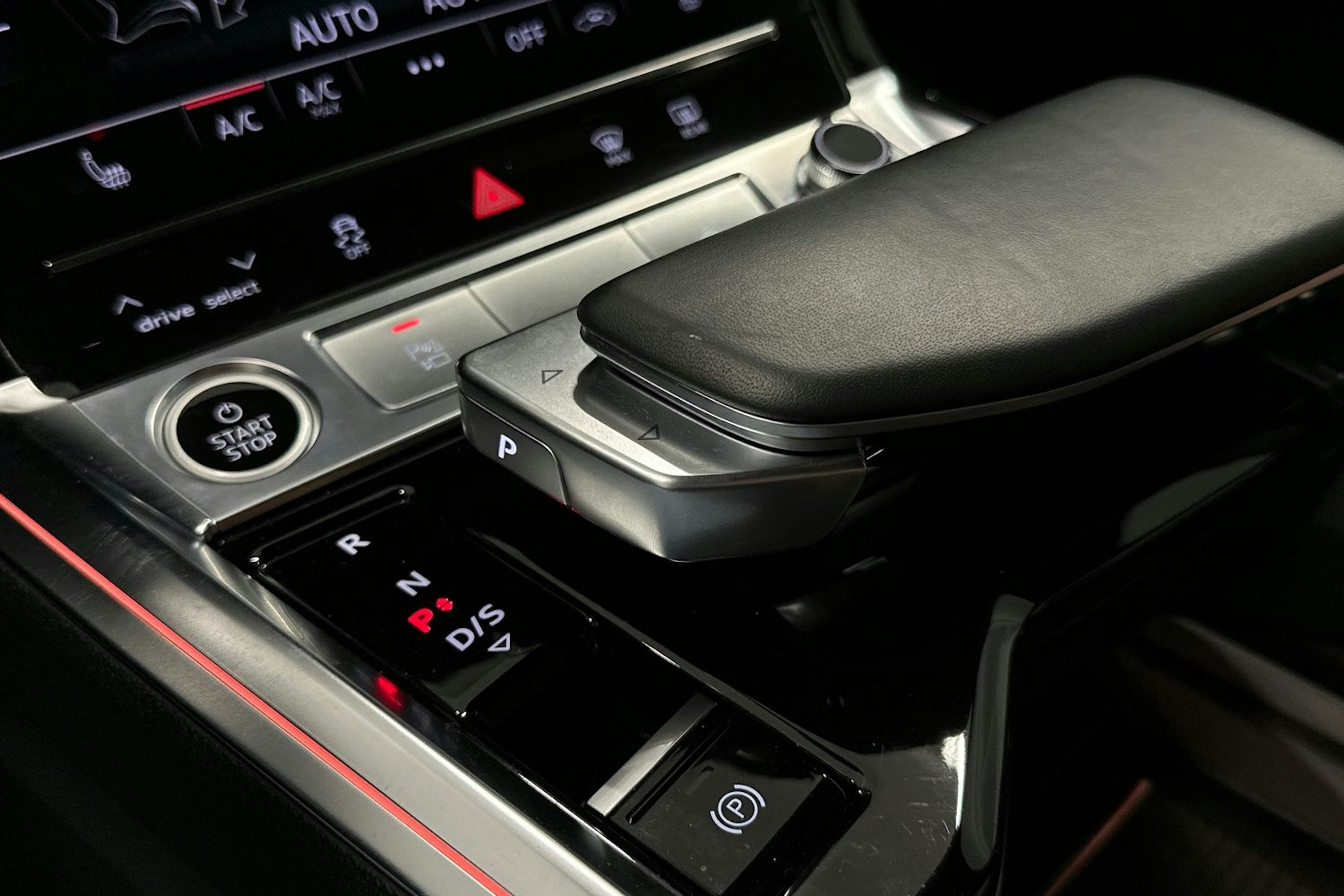 musta Audi e-tron 2022 kuva 33.