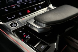 musta Audi e-tron 2022 kuva 33.