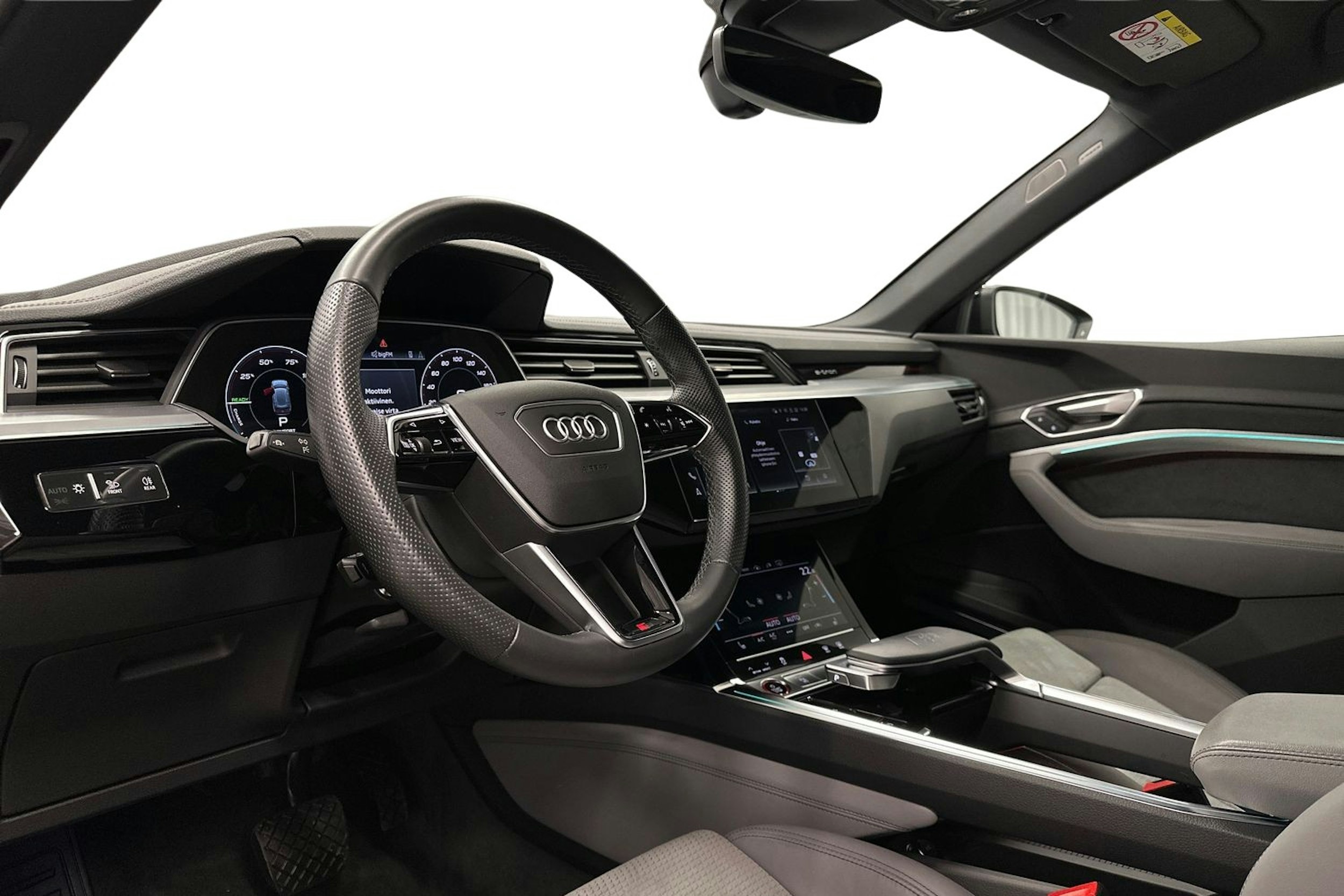 keltainen Audi e-tron 2022 kuva 7.
