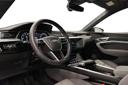 keltainen Audi e-tron 2022 kuva 7.