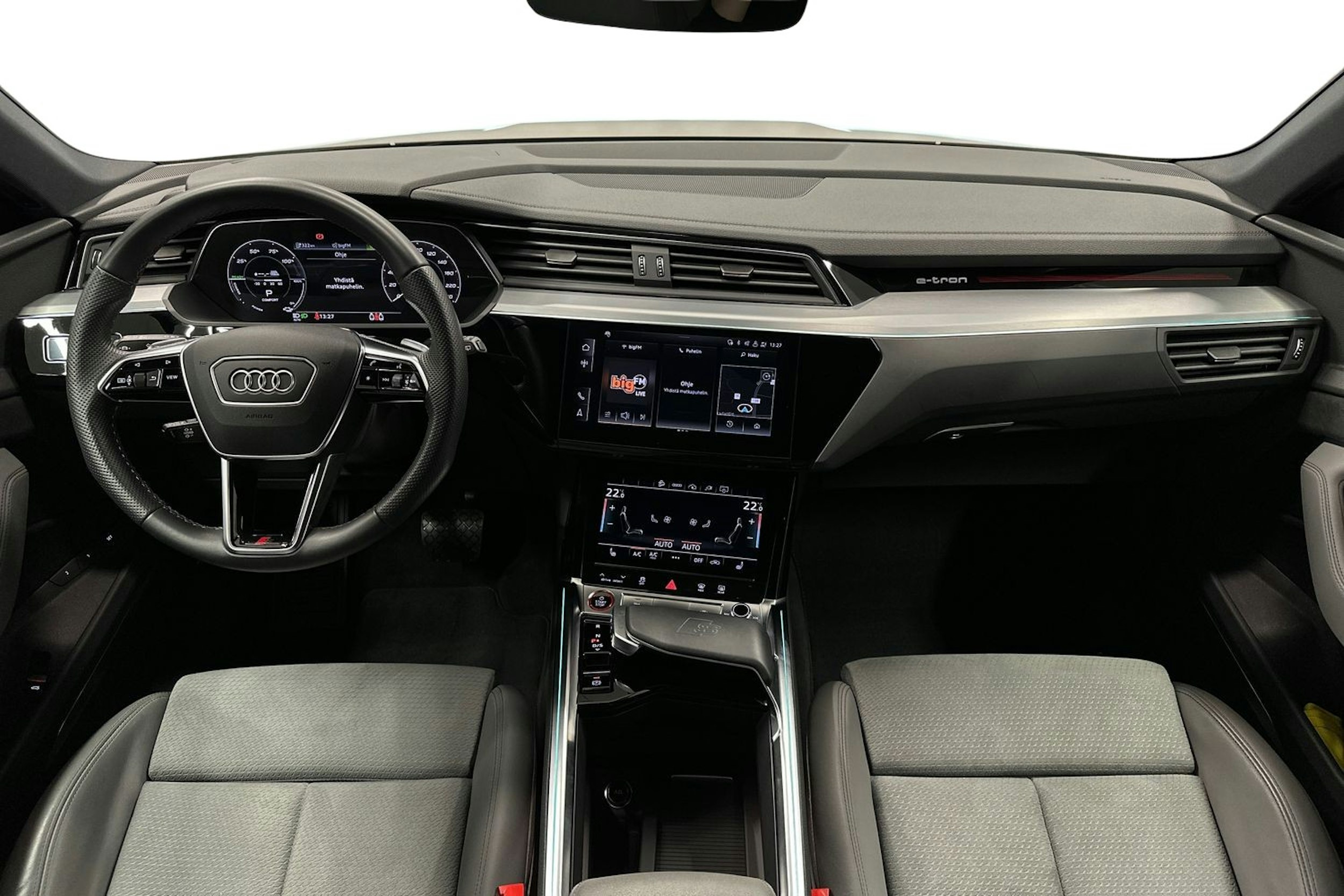 keltainen Audi e-tron 2022 kuva 9.