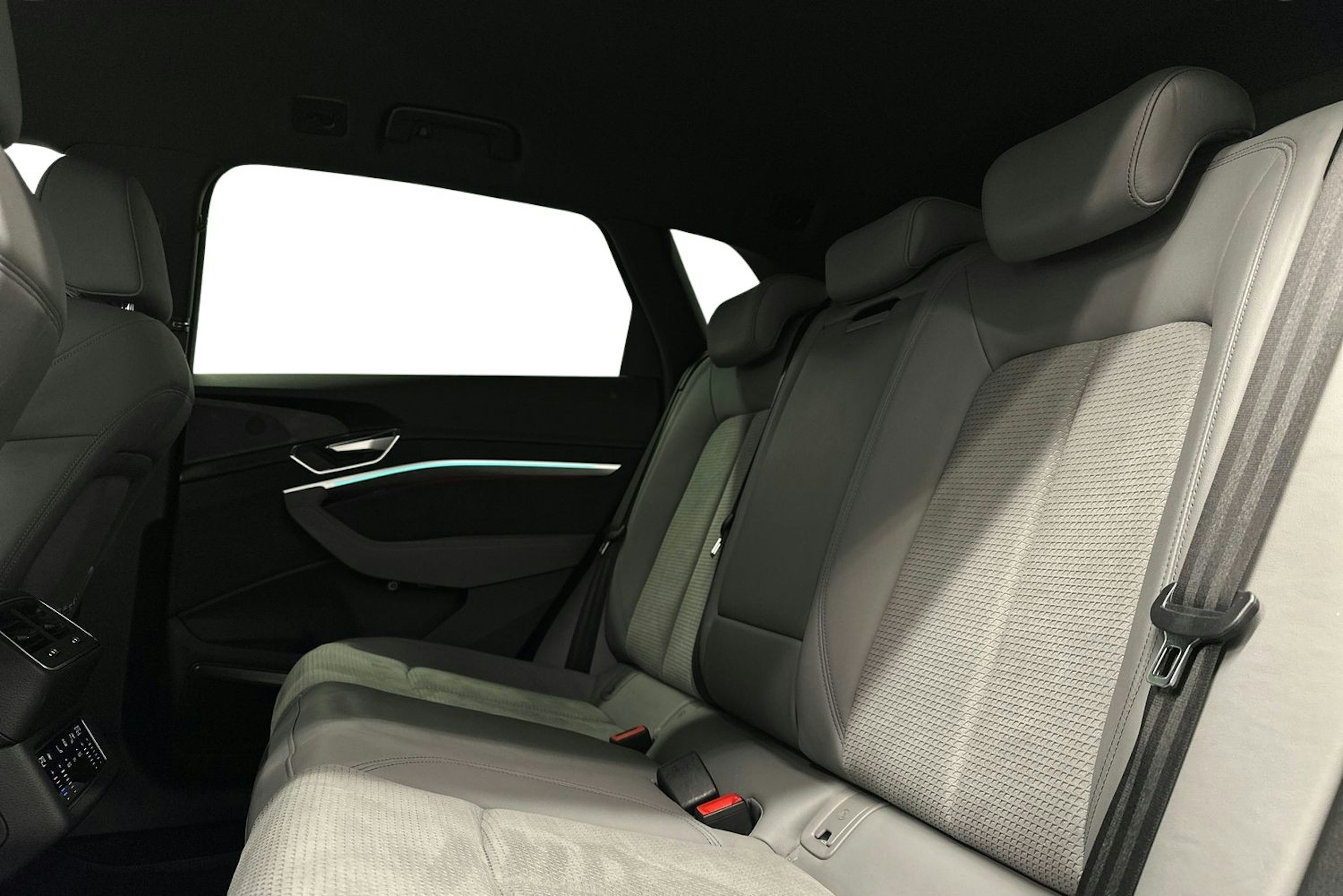 keltainen Audi e-tron 2022 kuva 10.