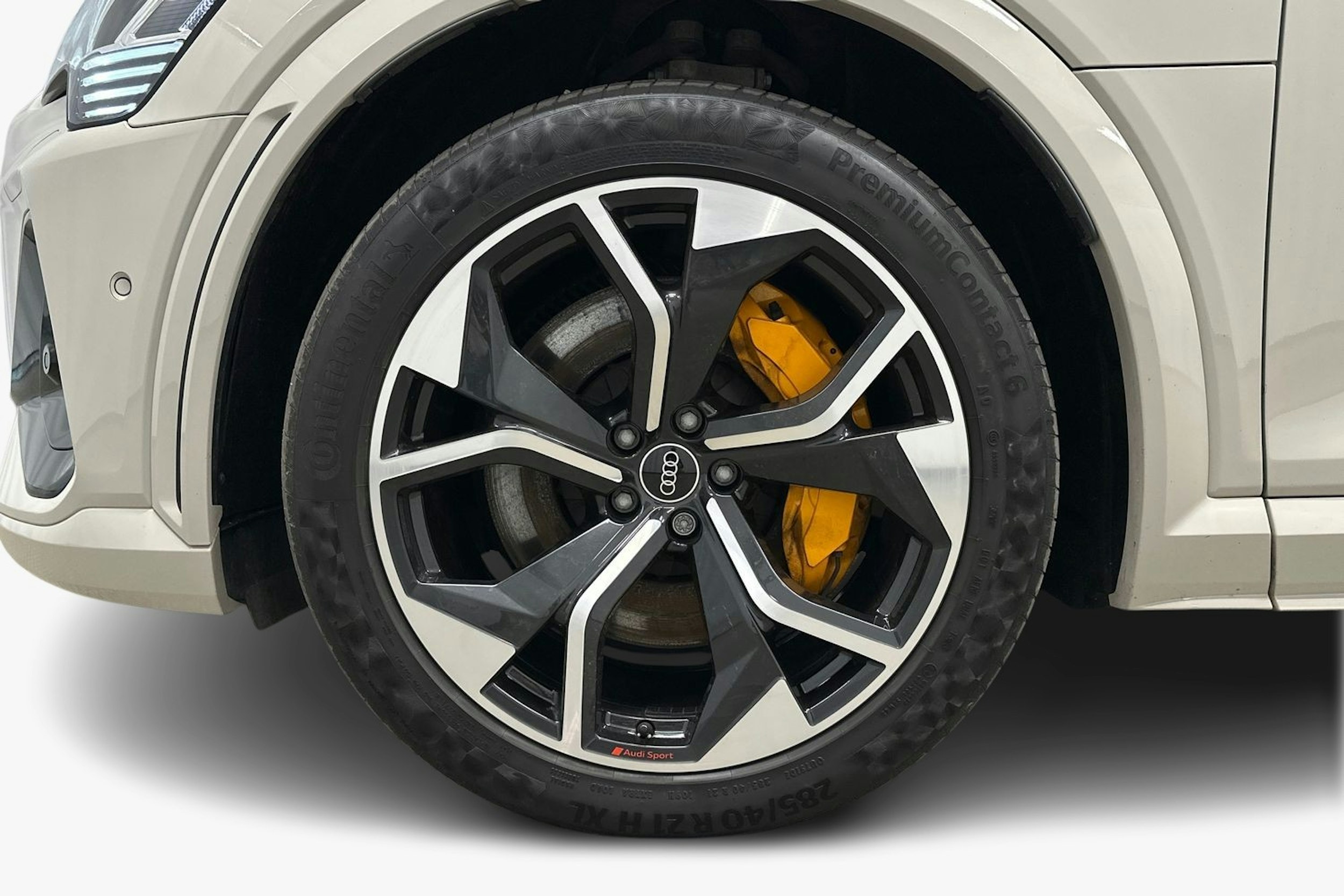 keltainen Audi e-tron 2022 kuva 11.