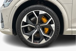 keltainen Audi e-tron 2022 kuva 11.