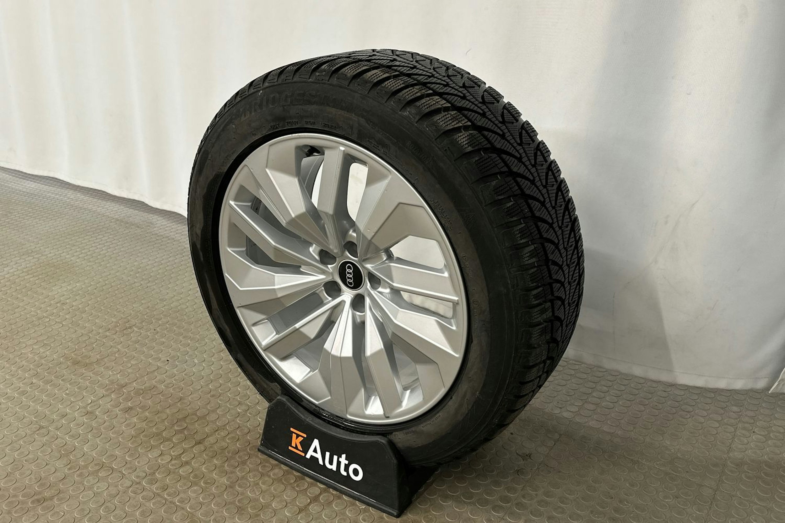 keltainen Audi e-tron 2022 kuva 12.