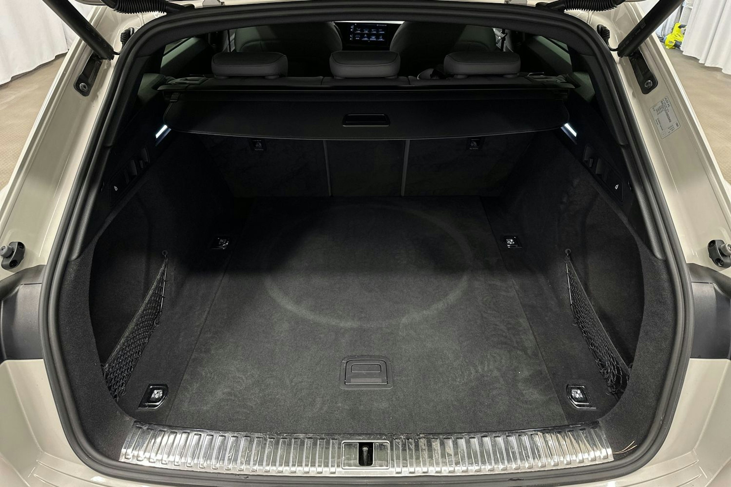 keltainen Audi e-tron 2022 kuva 13.