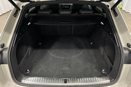 keltainen Audi e-tron 2022 kuva 13.