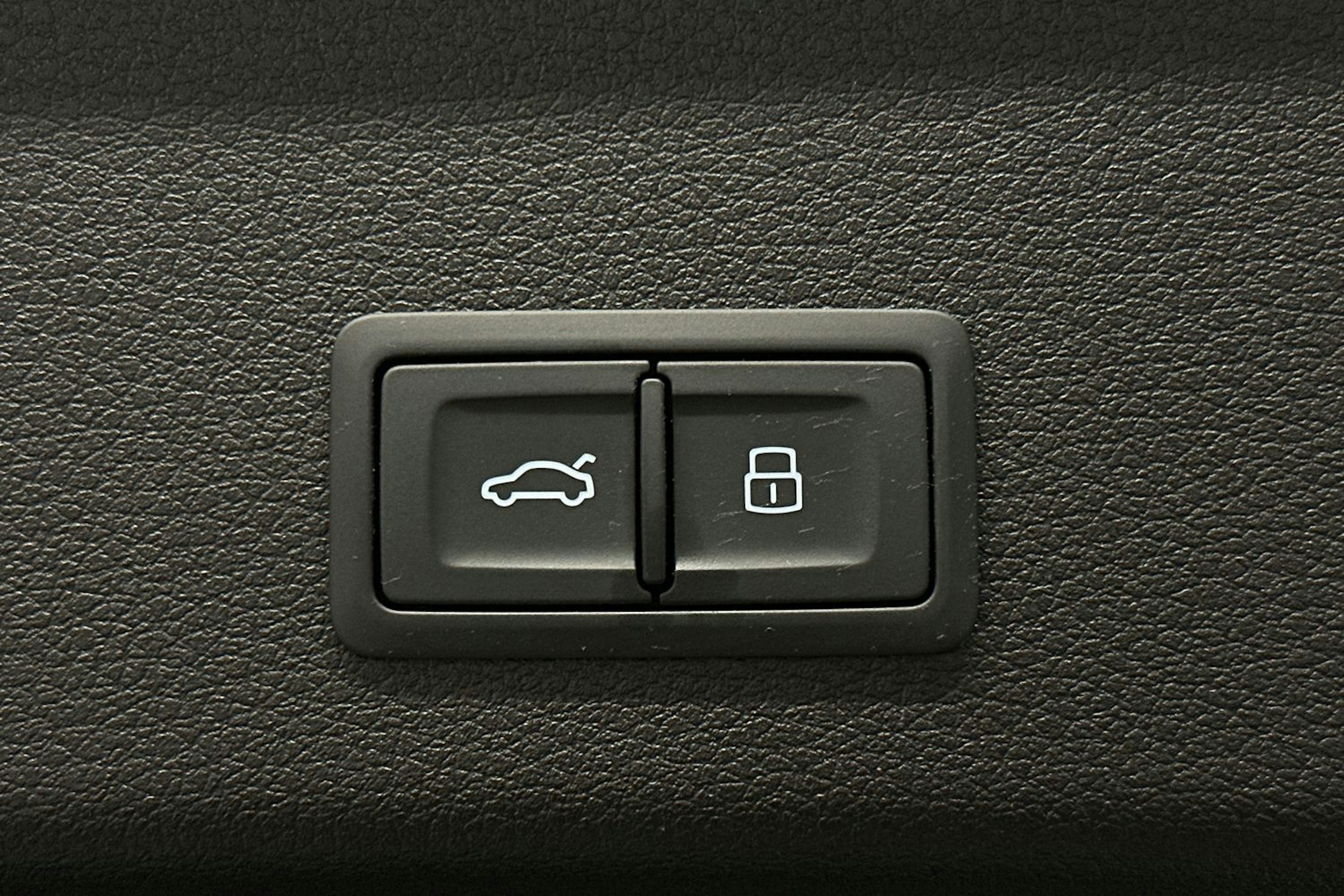 keltainen Audi e-tron 2022 kuva 14.