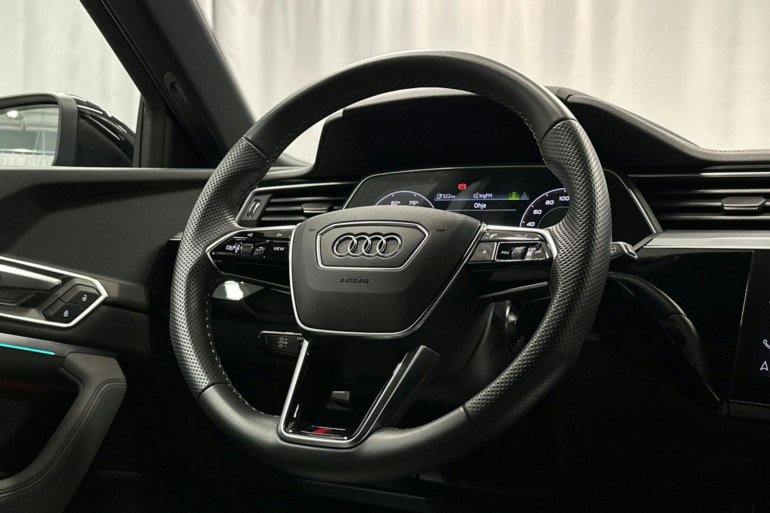 keltainen Audi e-tron 2022 kuva 16.