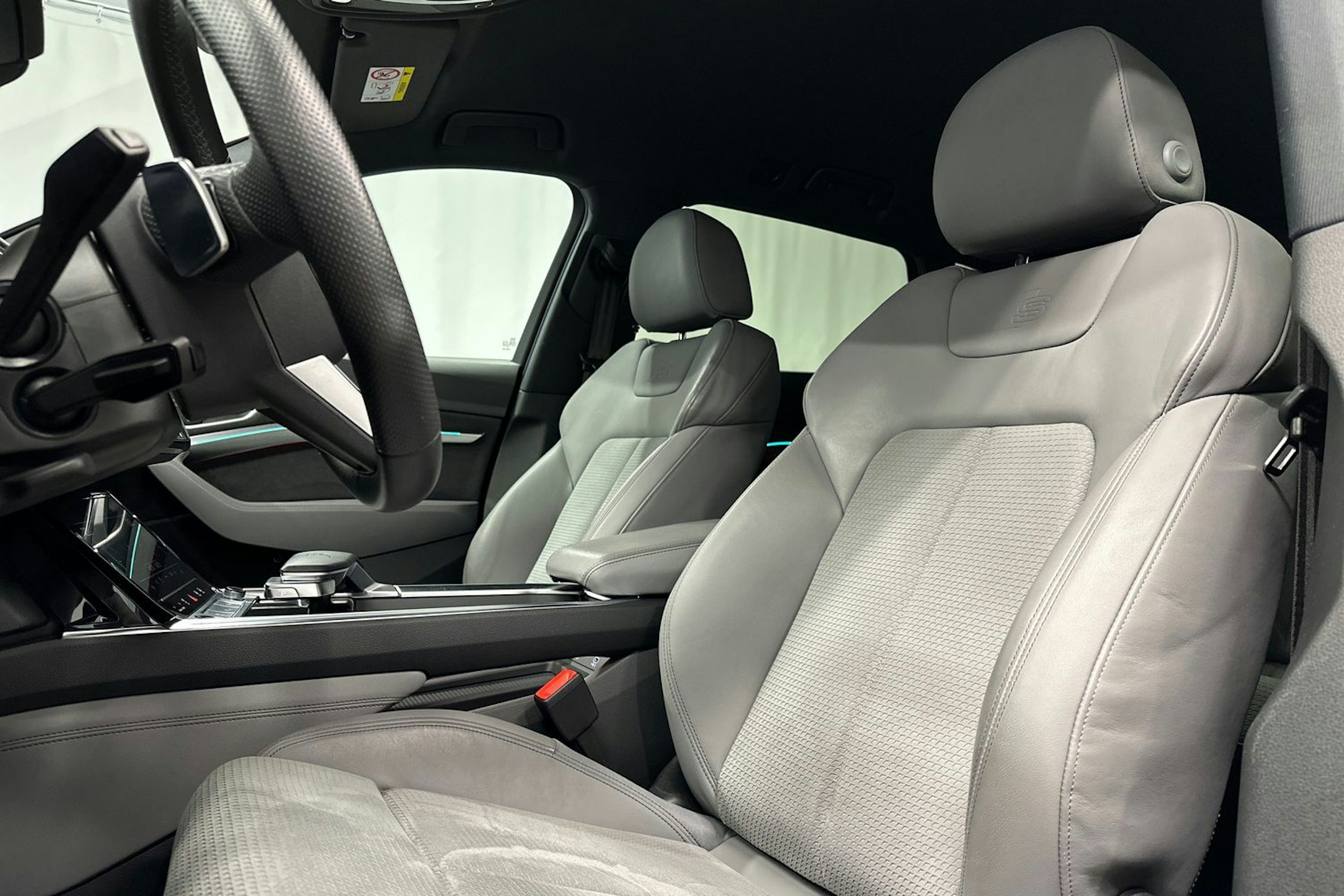 keltainen Audi e-tron 2022 kuva 17.