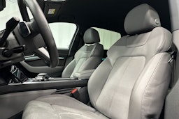 keltainen Audi e-tron 2022 kuva 17.