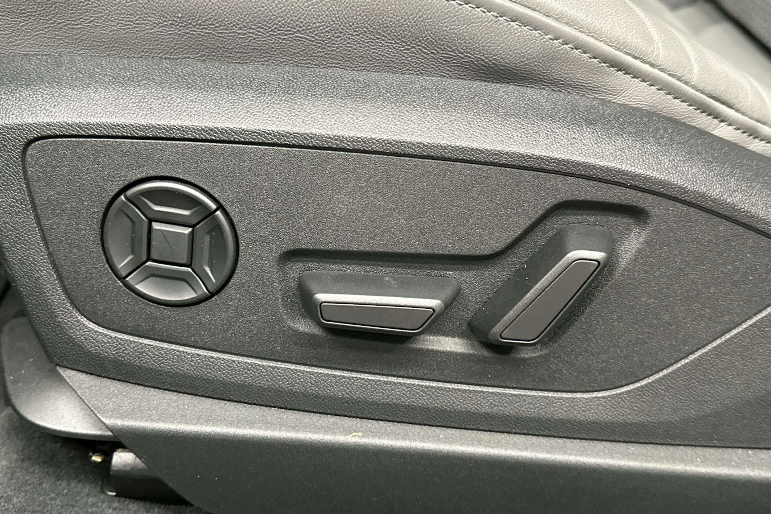 keltainen Audi e-tron 2022 kuva 18.