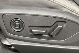 keltainen Audi e-tron 2022 kuva 18.