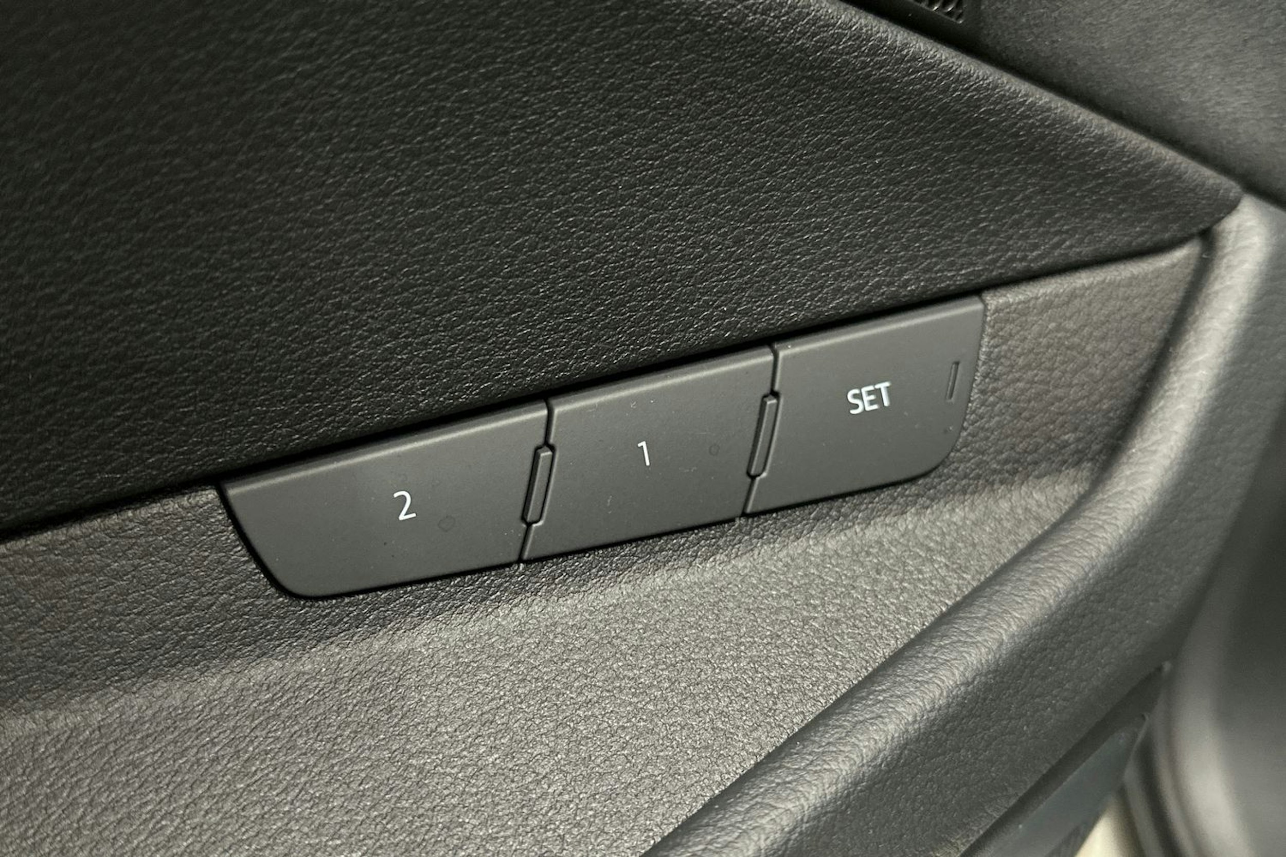 keltainen Audi e-tron 2022 kuva 19.