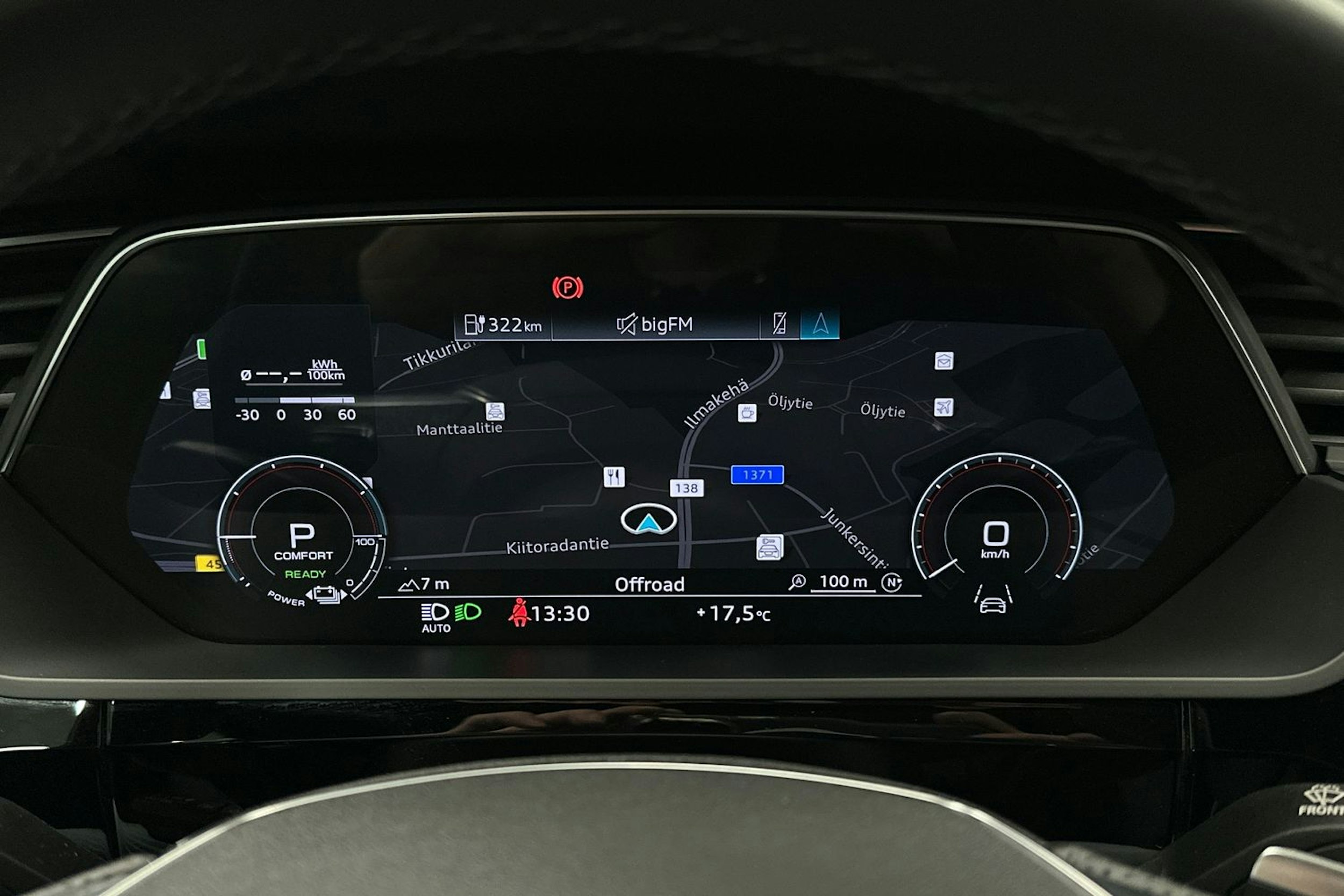 keltainen Audi e-tron 2022 kuva 21.