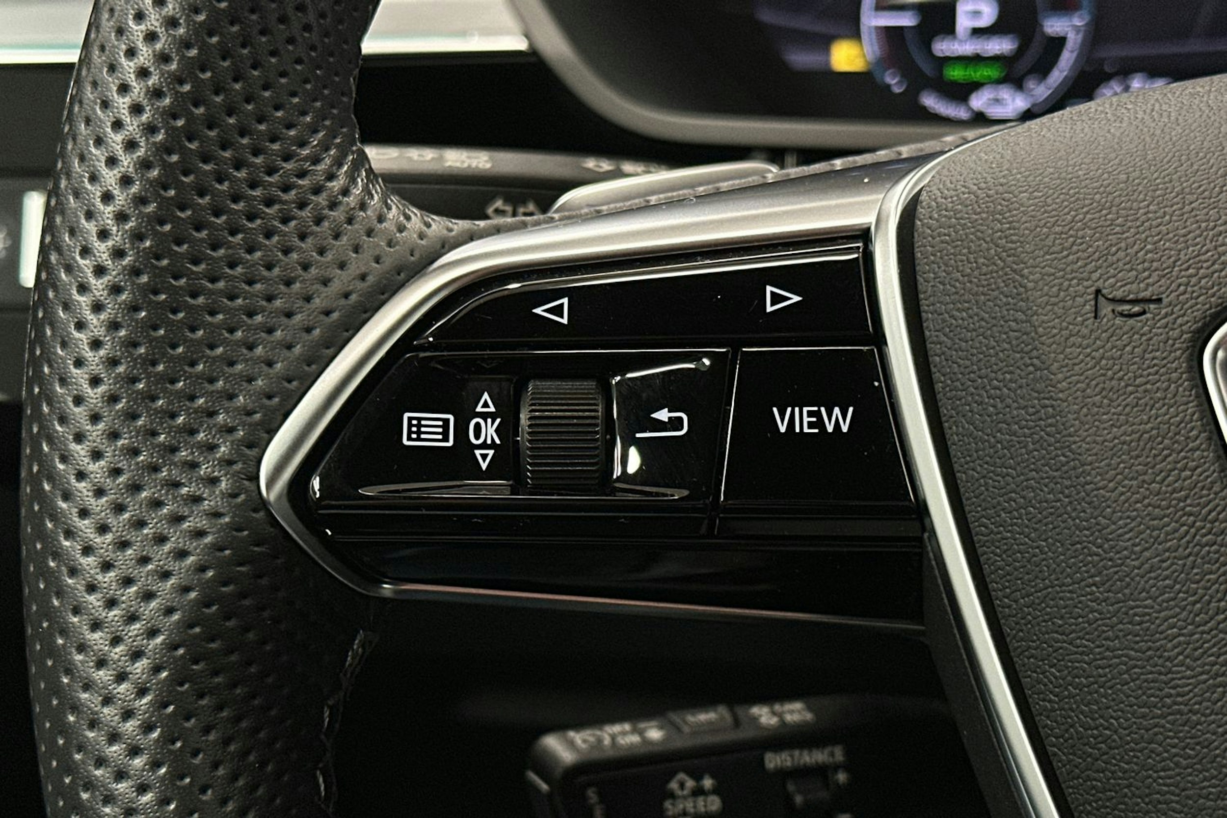 keltainen Audi e-tron 2022 kuva 22.