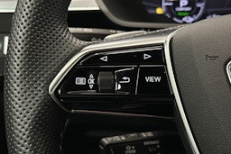 keltainen Audi e-tron 2022 kuva 22.