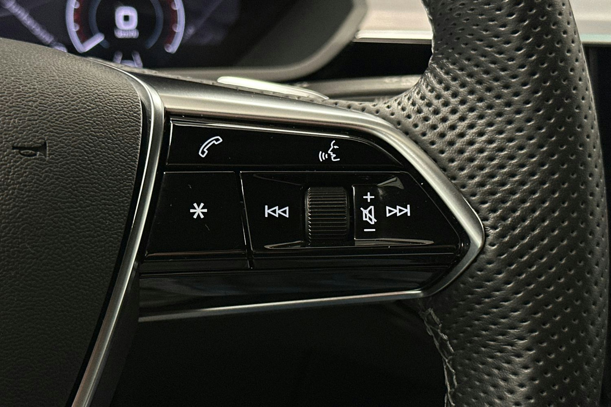 keltainen Audi e-tron 2022 kuva 23.
