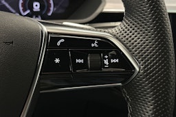 keltainen Audi e-tron 2022 kuva 23.