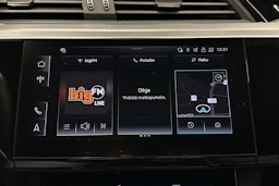 keltainen Audi e-tron 2022 kuva 26.