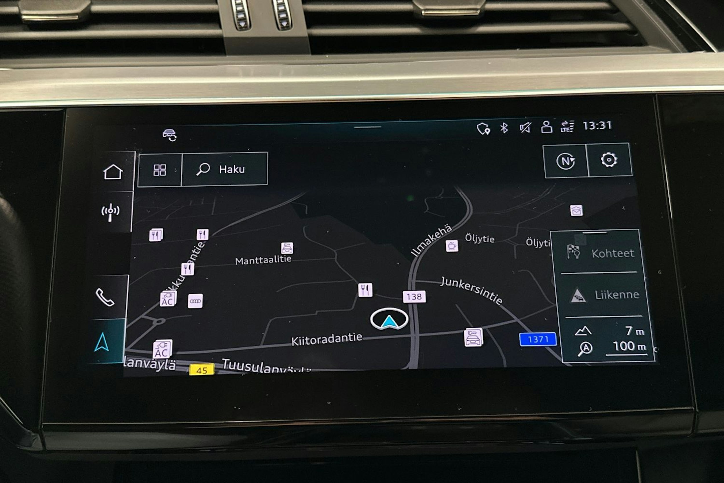keltainen Audi e-tron 2022 kuva 27.