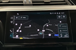 keltainen Audi e-tron 2022 kuva 27.