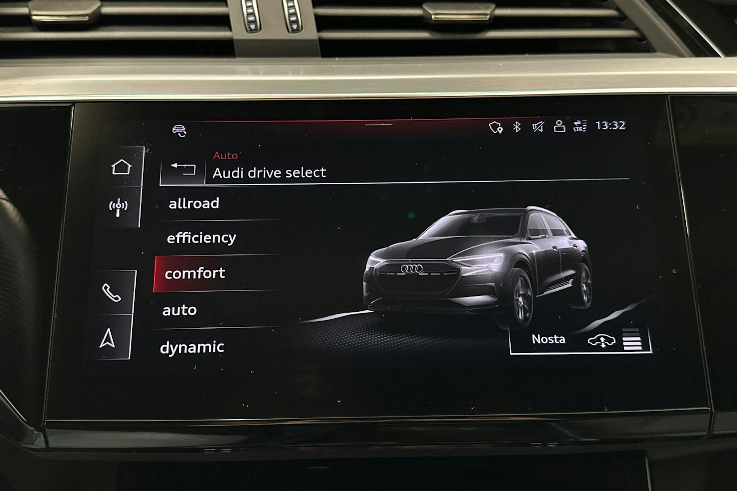 keltainen Audi e-tron 2022 kuva 28.