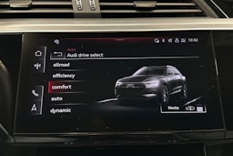 keltainen Audi e-tron 2022 kuva 28.
