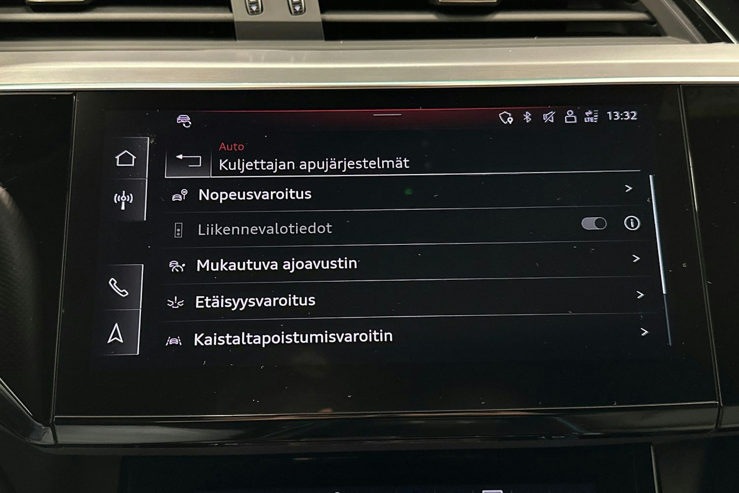keltainen Audi e-tron 2022 kuva 30.