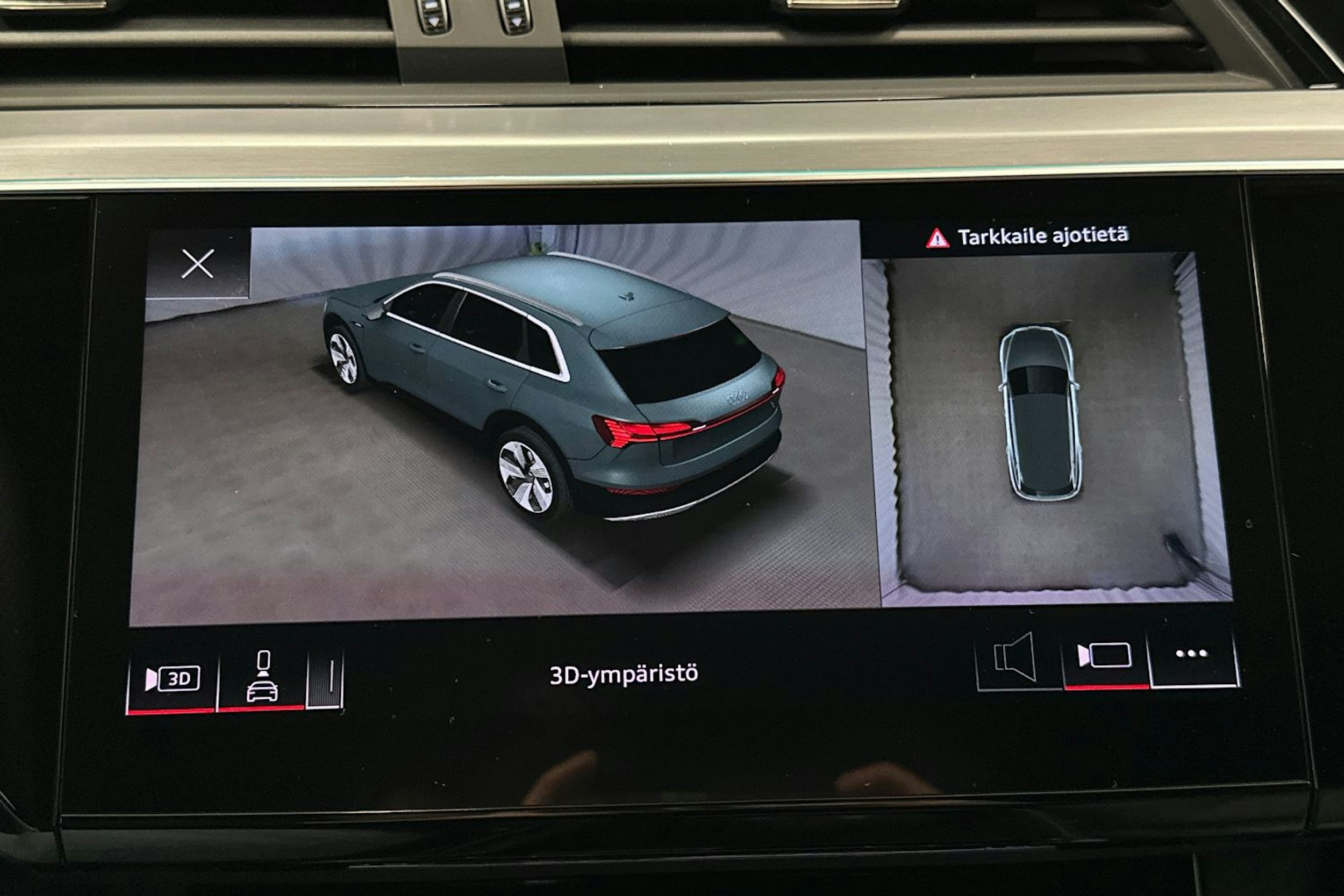 keltainen Audi e-tron 2022 kuva 34.