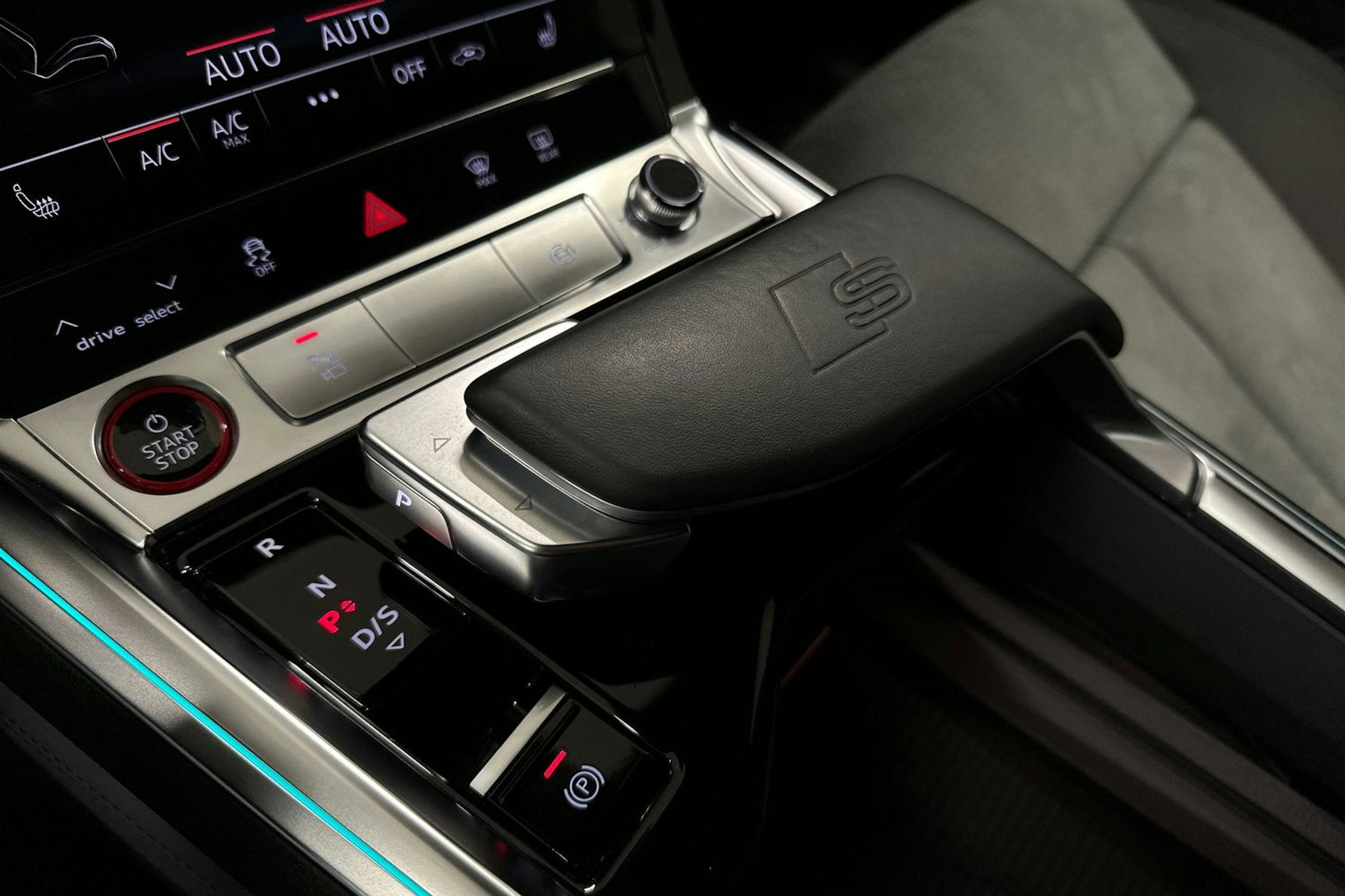 keltainen Audi e-tron 2022 kuva 35.