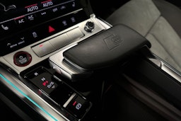 keltainen Audi e-tron 2022 kuva 35.
