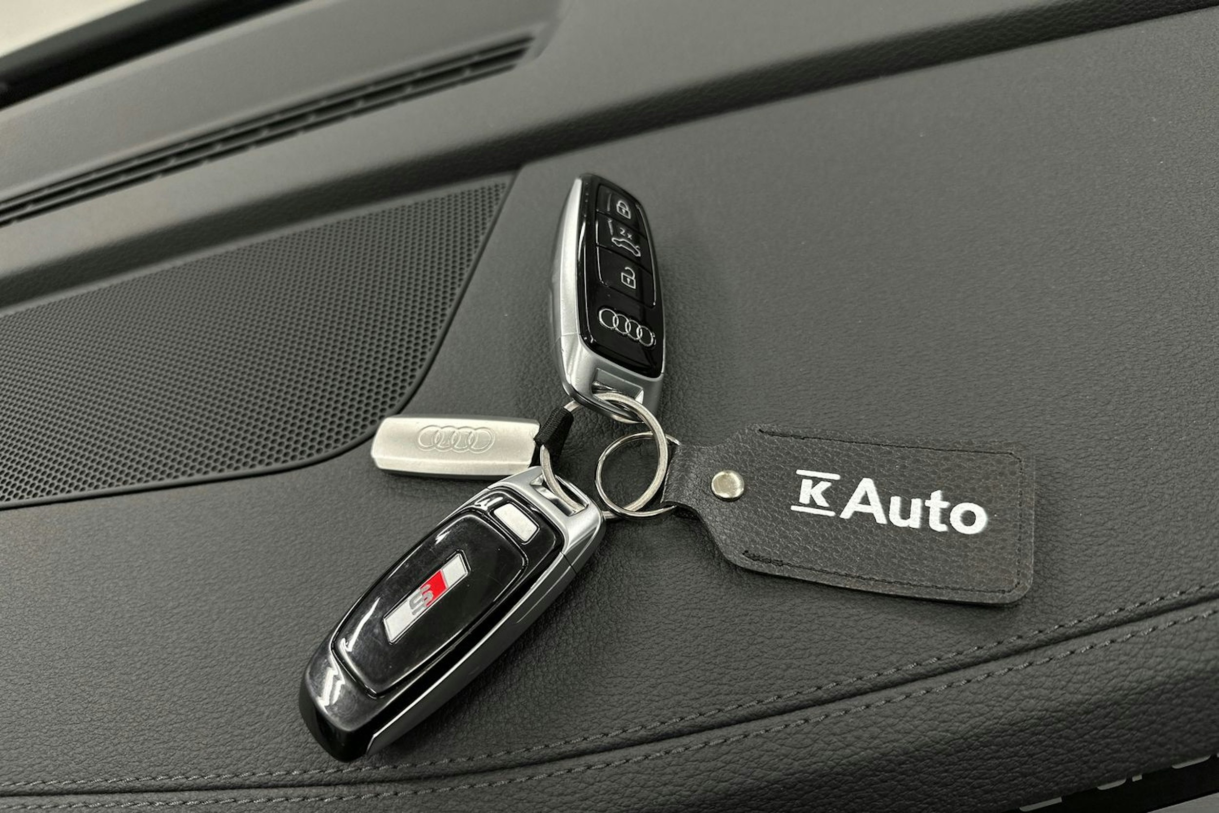 keltainen Audi e-tron 2022 kuva 36.