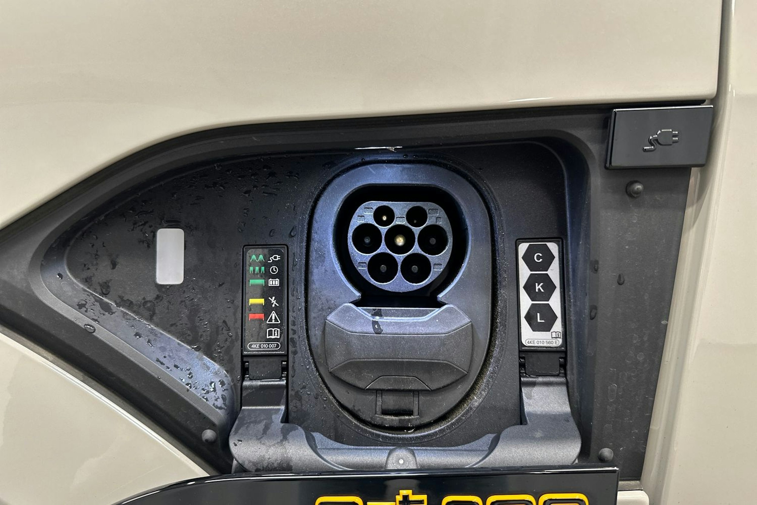 keltainen Audi e-tron 2022 kuva 37.