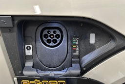 keltainen Audi e-tron 2022 kuva 38.