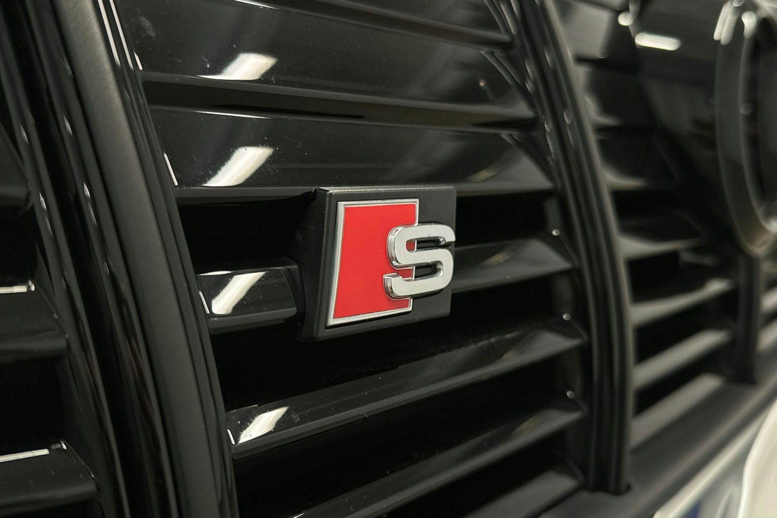 keltainen Audi e-tron 2022 kuva 39.