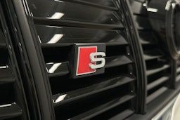 keltainen Audi e-tron 2022 kuva 39.