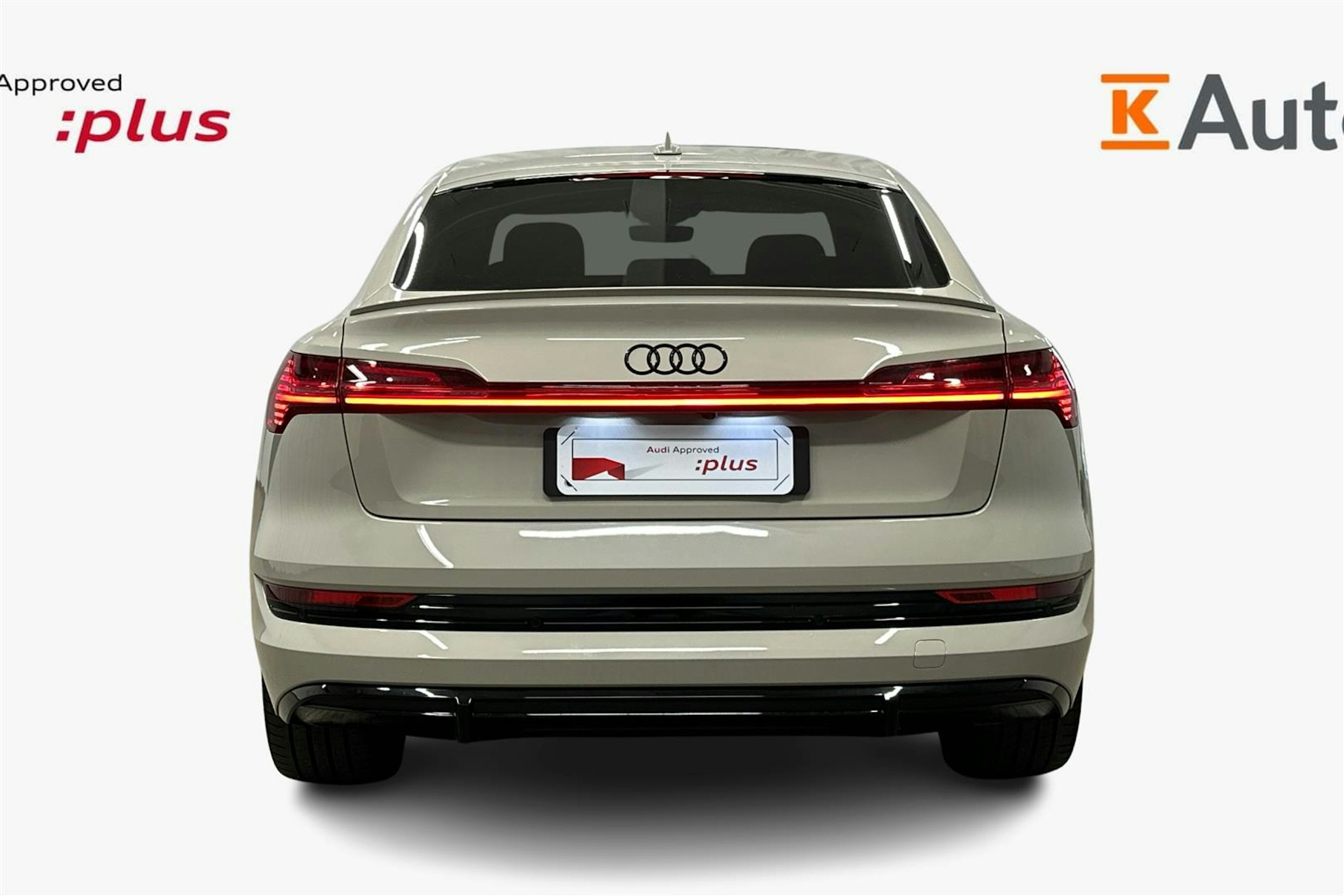 beige Audi e-tron 2022 kuva 3.