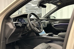 beige Audi e-tron 2022 kuva 6.