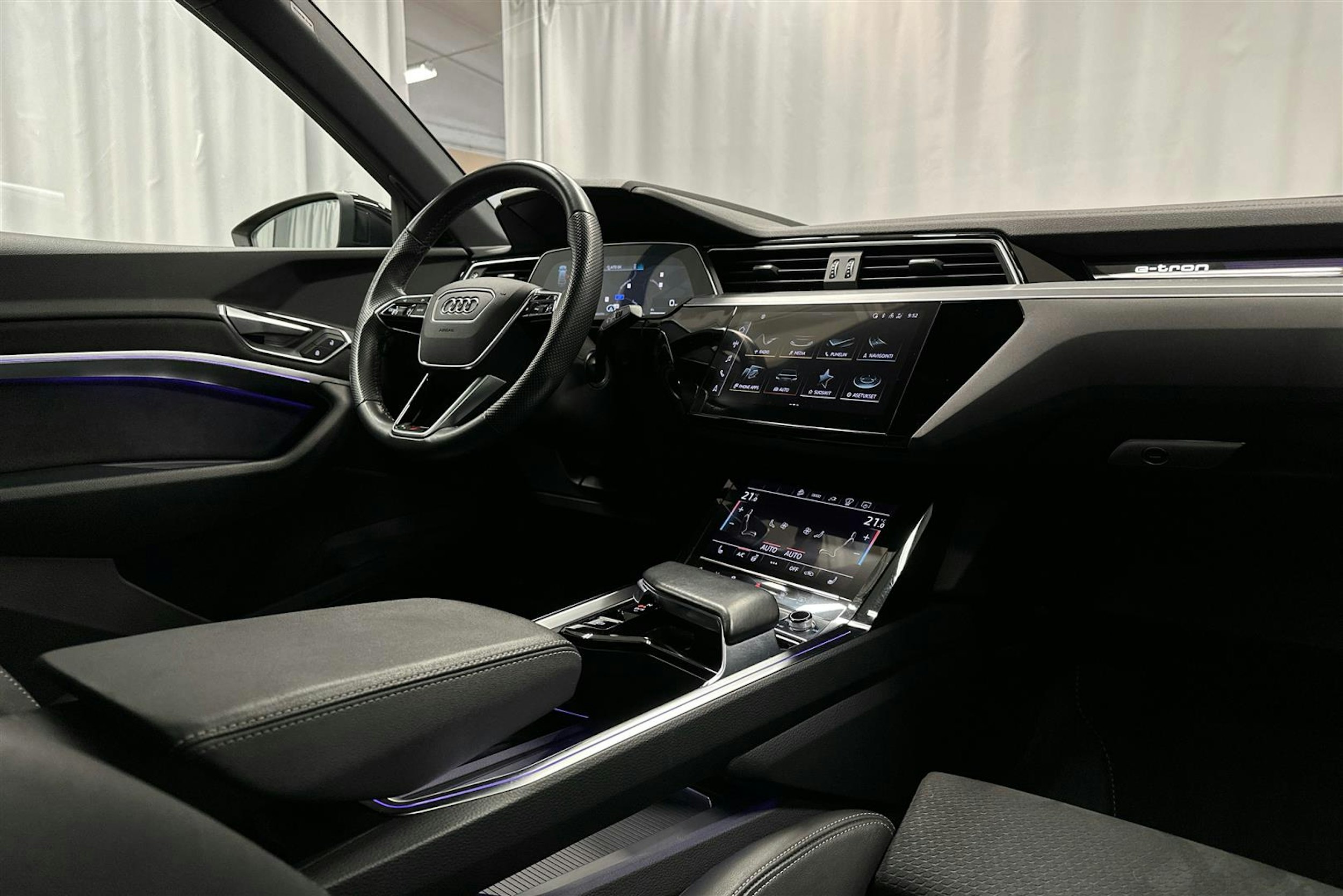 beige Audi e-tron 2022 kuva 7.