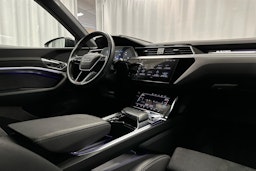 beige Audi e-tron 2022 kuva 7.