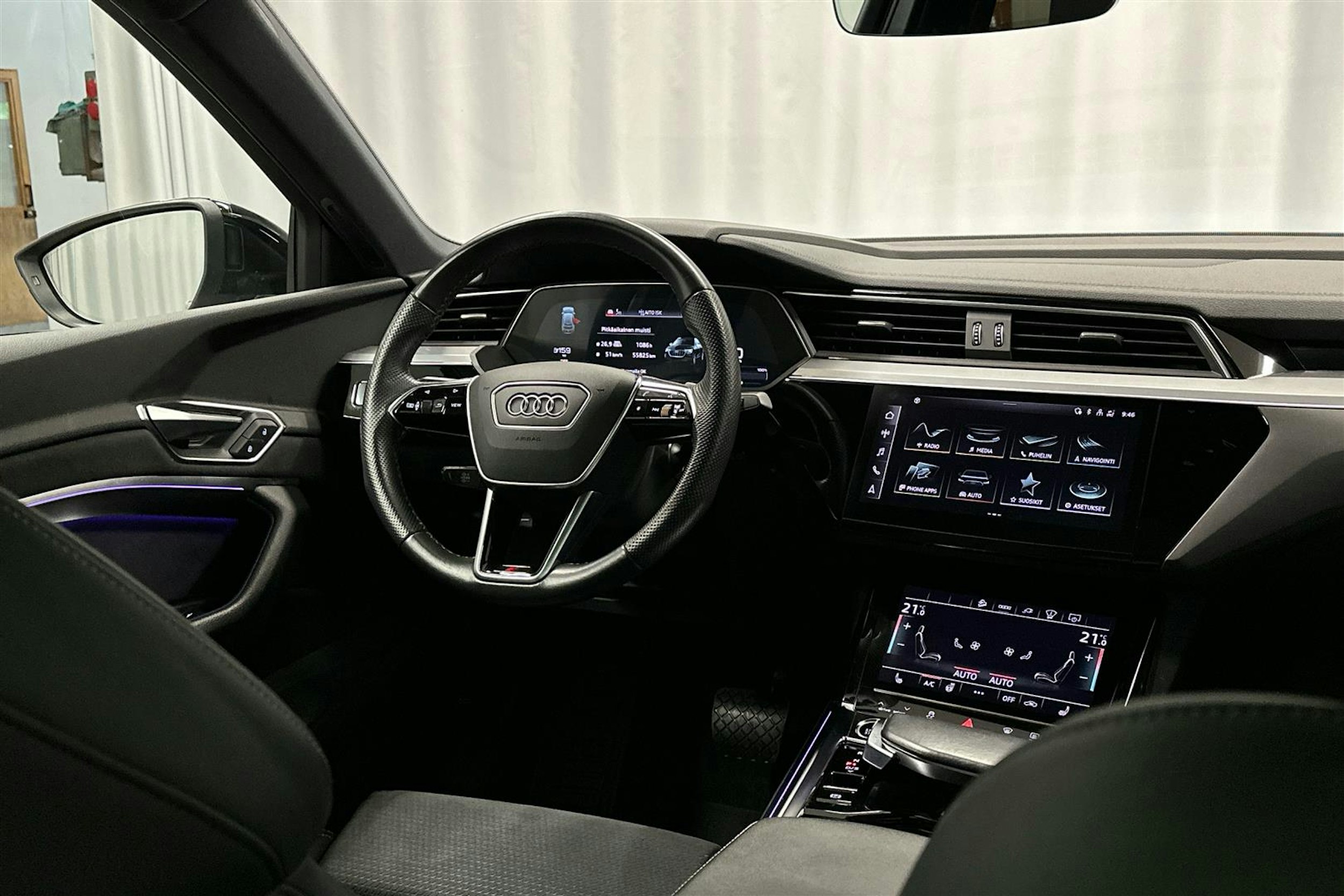 beige Audi e-tron 2022 kuva 8.