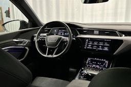 beige Audi e-tron 2022 kuva 8.